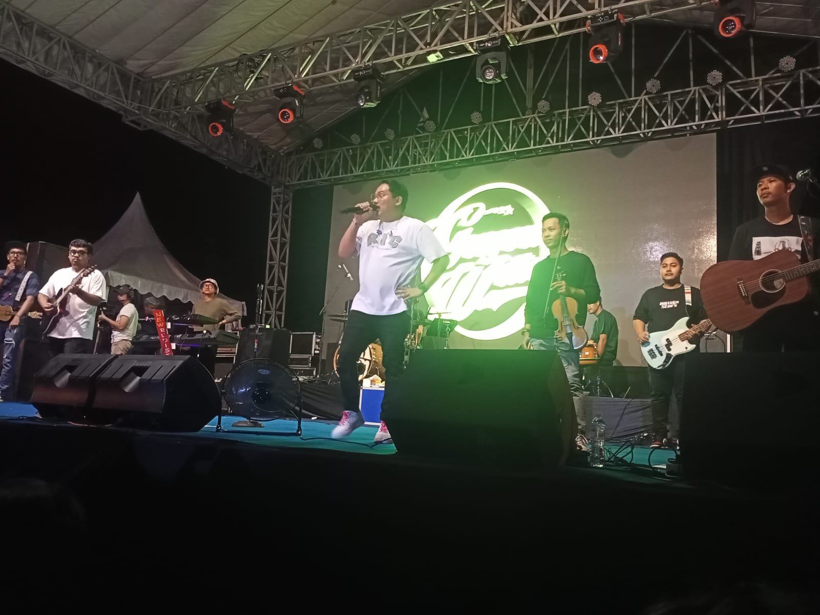 Lautan Bintang Pecah di Alun-alun Gandrungmangu, Konser Music Guyon Waton Memukau Penonton