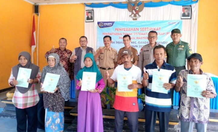 348 Sertifikat Tanah Program PTSL Desa Sidaurip Dibagikan