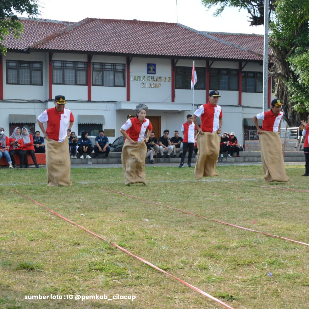 Menggelorakan Semangat Kemerdekaan: Pj Bupati dan Forkopimda Cilacap Berlomba Dalam Adu Cepat Balap Karung untuk Memeriahkan Peringatan HUT ke-78 RI