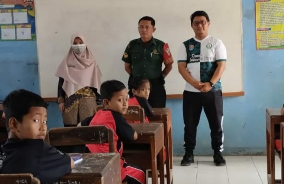 Peduli Kesehatan Generasi Muda, Babinsa Cimanggu Dampingi Kegiatan BIAS