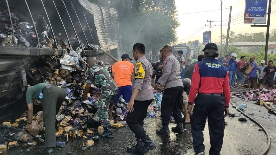 Truk Tronton Hangus Terbakar Di Jalan Nasional Karangpucung Majenang