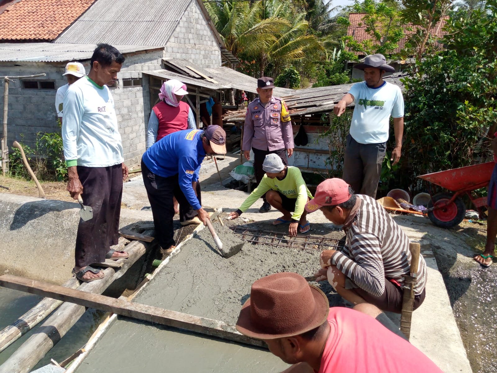 Kelompok Tani Ngudi Makmur Bumireja Prakarsai Bangun JUT dan Jembatan Dengan Swadaya