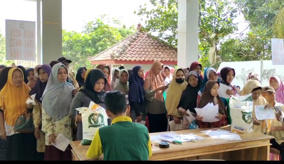 Beras Mahal, Ribuan Warga Gandrungmangu Antusias Terima Bantuan Pangan