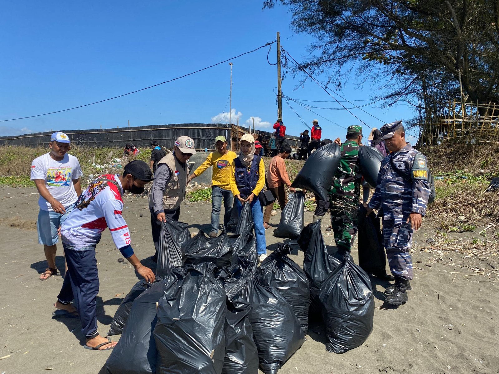 Aksi Pungut Sampah untuk Cilacap Tambah Resik