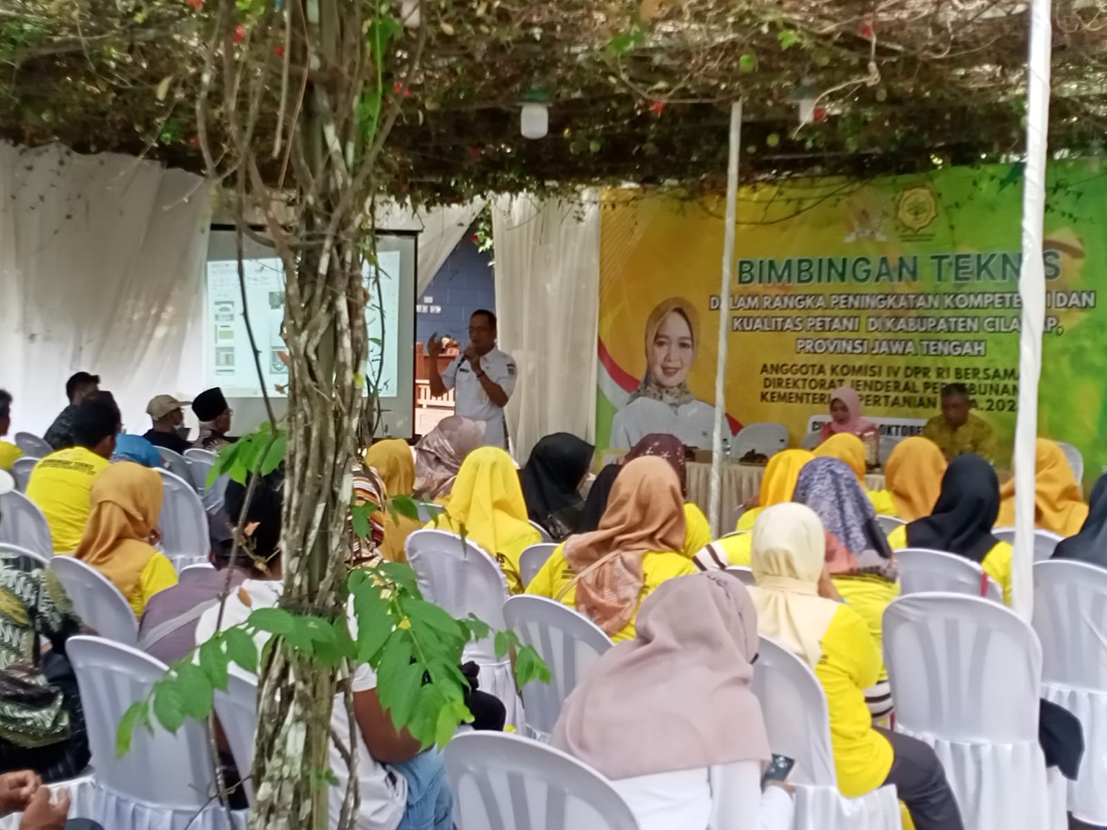 Teti Rohatiningsih membuka Bimtek Peningkatan Kompetensi dan Kualitas Petani Kabupaten Cilacap