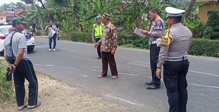 Mobil Rombongan Santri Terguling di Jalan Raya Tambaksari Kedungreja