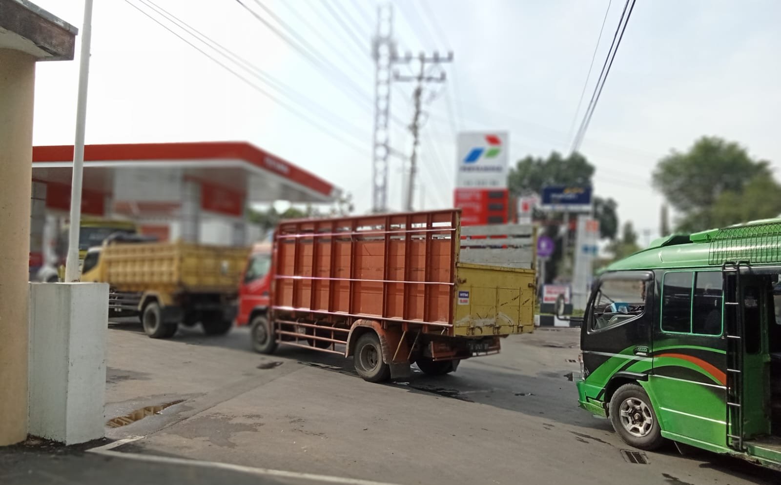 Kelangkaan Solar Sebabkan Antrian Panjang Kendaraan