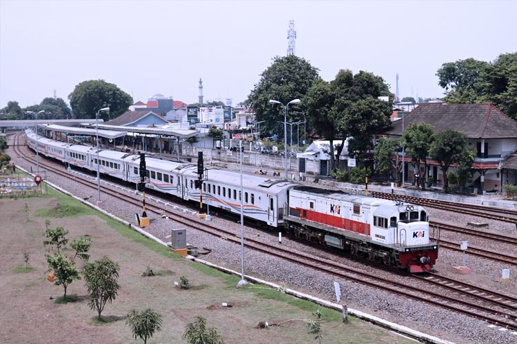 Delapan perjalanan KA dialihkan ke Cirebon imbas kecelakaan