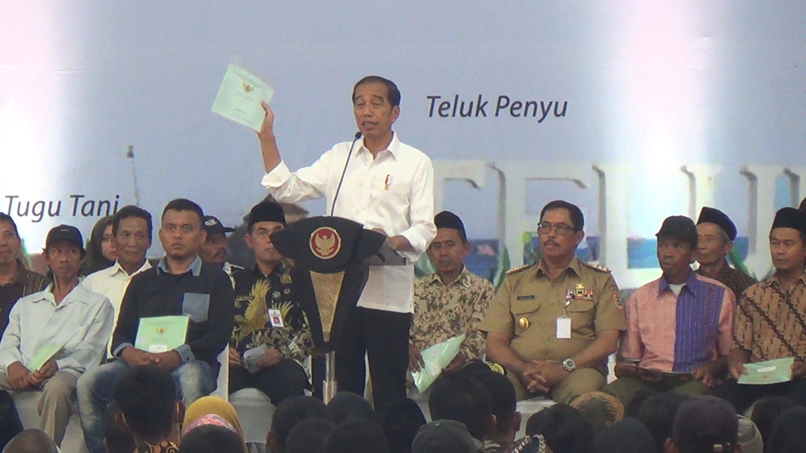 Presiden Jokowi Serahkan Ribuan Sertifikat PTSL untuk Warga di Cilacap